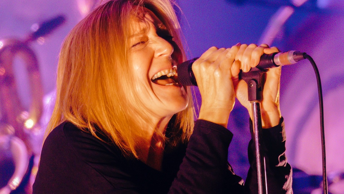 Beth Gibbons interpreta “Glory Box” y “Roads” de Portishead en México: Videos