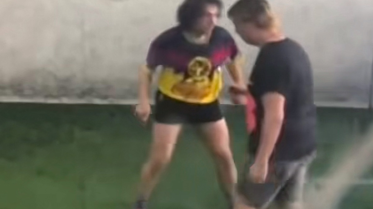 Albert Hammond Jr. de The Strokes juega futbol con una playera del América: Video