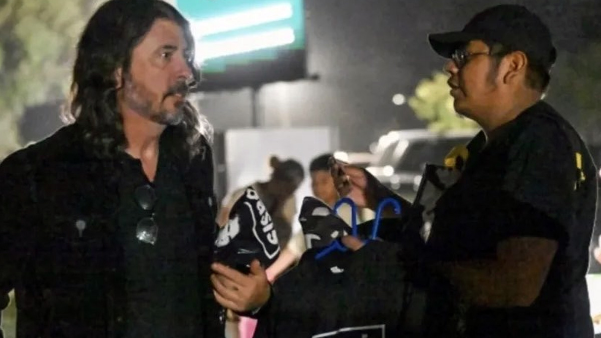 Dave Grohl compra playeras piratas de Oasis durante concierto: Fotos